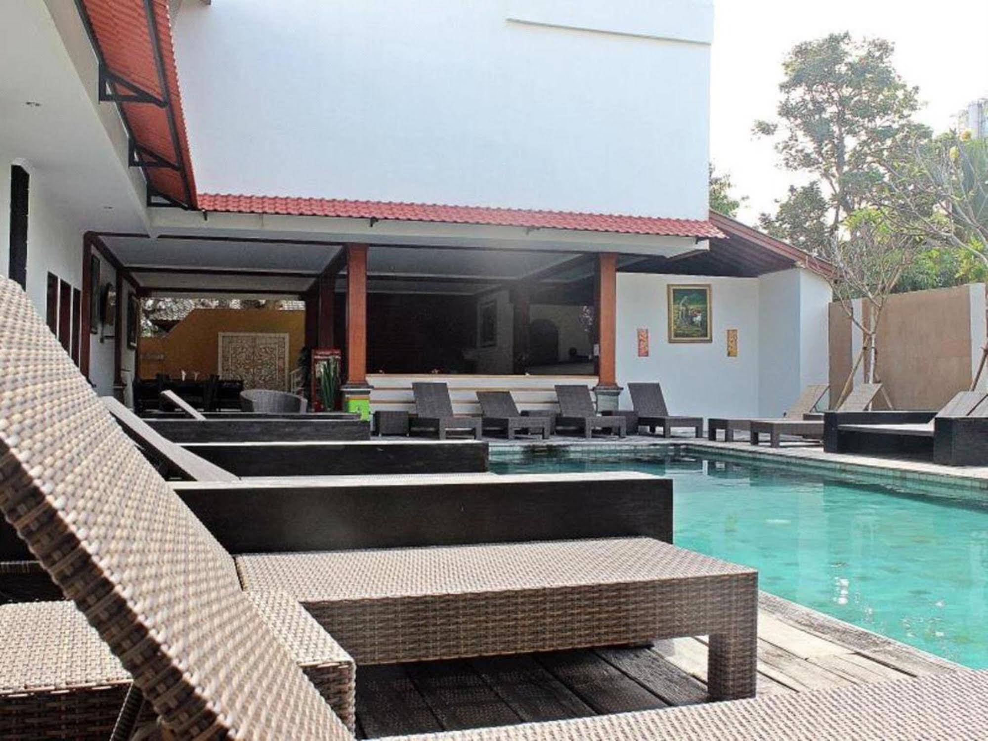 Mirah Hostel Legian Exterior foto